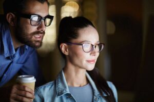 Read more about the article Zdrowy wzrok przy ekranie: luteina, zeaksantyna i kwasy tłuszczowe